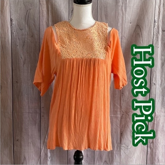 ✅HOST Pick✅ Gimmicks by BKE Cold Shoulder Top, Medium - Picture 1 of 9